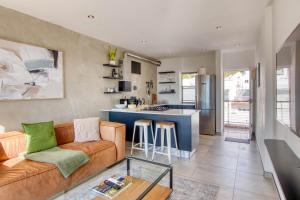 Ocean & Mountain View Escape, 100m Walk to beach - Gordons Bay