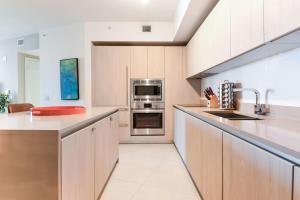 Hollywood Beach Escape - Pool & Views