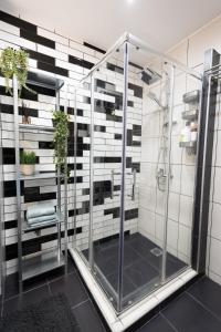 Elegant Spacious Apartment with Private Balcony