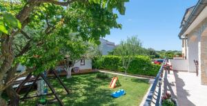 Family Apartments Stinjan with Garden