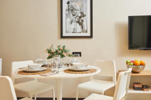 Heart of the City 3 Min to Metro 2BR AC