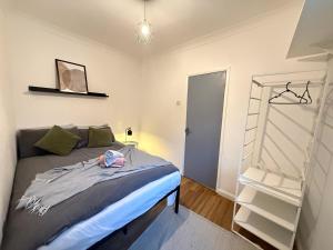 (R0)2 Bedroom Flat in Zone 2 Lnd