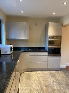 Large 4 bed contractor House sleeps 7