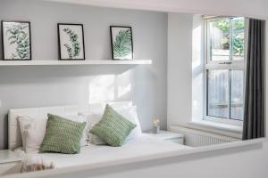 Walton Hidden Home with Free Parking - Pass the Keys