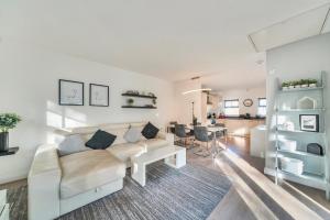 Walton Hidden Home with Free Parking - Pass the Keys