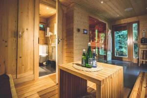 W DRZEWACh domki w koronach drzew