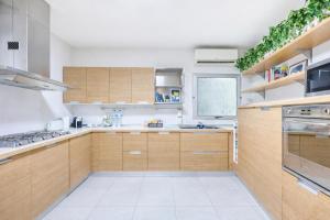 Spacious Coastal Home- Work & Family Friendly