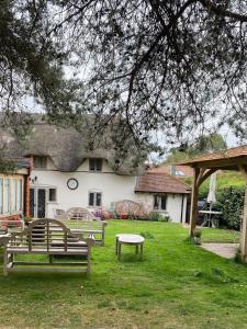 Luxury rural thatched cottage with cedar hot tub