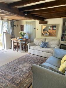 Luxury rural thatched cottage with cedar hot tub