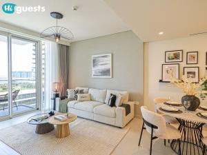 HiGuests - Sunlit 1 BR Escape with Emaar Beachfront Access