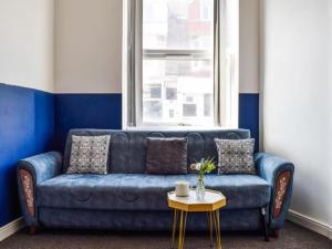 Bond Street Apartment Near the Promenade with Two Bathrooms and Workspace