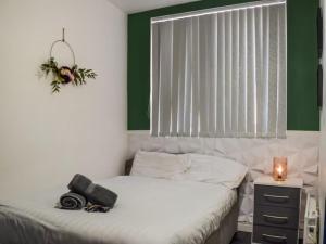 Bond Street Apartment Near the Promenade with Two Bathrooms and Workspace