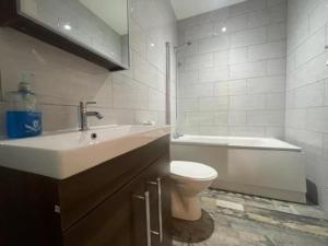 Bond Street Apartment Near the Promenade with Two Bathrooms and Workspace