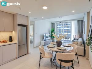 HiGuests - Sunlit 1 BR Escape with Emaar Beachfront Access