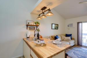 Pet-Friendly Oak Harbor Condo Walk to Lake!