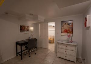 Spacious furnished in-law apartment with private deck and patio close to Light Rail
