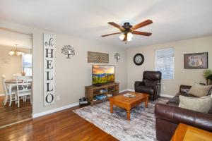 Cozy Escape for 6 w Hot Tub near Dollywood