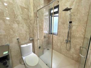 Spacious 5-Bedroom Private Villa with Garden & Balcony