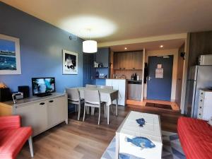 Appartement 3 étoiles avec piscine chauffée, à 50m de la plage de Trestraou, Perros-Guirec - FR-1-542-49