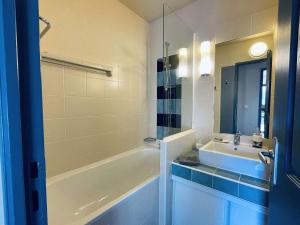 Appartement 3 étoiles avec piscine chauffée, à 50m de la plage de Trestraou, Perros-Guirec - FR-1-542-49
