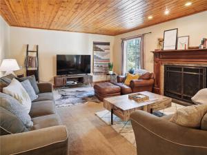 High Sierra Escape - Cozy, Spacious Mountain Home