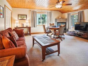 High Sierra Escape - Cozy, Spacious Mountain Home