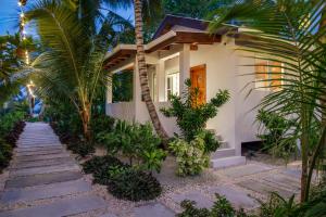 Weezies Ocean Front Hotel and Garden Cottages