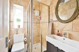 Spacious 4 bed home near London ExCel sleeps 8 Pool table and free parking