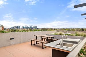 Brand-New 2-Bed with Rooftop Access
