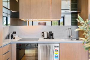 Brand-New 2-Bed with Rooftop Access