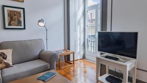 Classic Tagus River View Apartment by LovelyStay