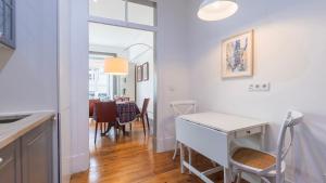 Classic Tagus River View Apartment by LovelyStay