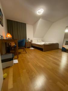 Stylish Room and private bathroom in lakefront apartment