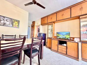 Elegant 2BHK Stay Near Iconic Chinatown, Tangra - AC - WiFi - Parking - Caretaker