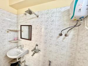 Elegant 2BHK Stay Near Iconic Chinatown, Tangra - AC - WiFi - Parking - Caretaker