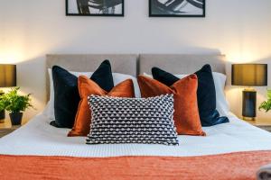 Modern 2-BR Apt in Bolton | Free Parking & Wi-Fi