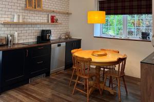 Pets - Garden - Parking - Sleeps 2 - Hiking