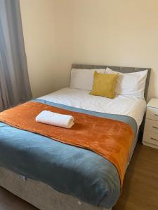 Modern 4BR Home Ideal for Groups Free Parking