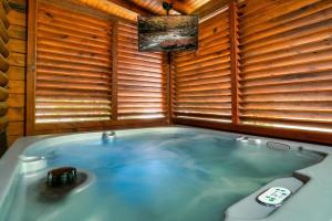 Great Views & Location- Family- Game Room- Hot Tub