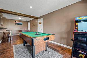 Great Family Vacation - Theatre - Games - Hot Tub