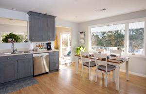 Exceptional Contemporary Retreat with 4 King Beds in Mystic CT