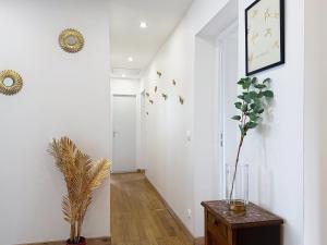 Le Baron Rouge - T4 Élégant & Spacieux - Parking Privé - 6 personnes - Climatisation - Centre ville de Saint-Etienne