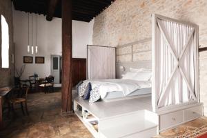 Keresbino Hydra Manor House