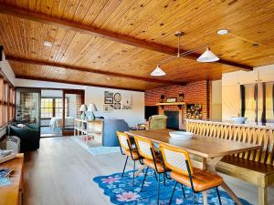Ozran Cottage - a mid-century Lakefront getaway