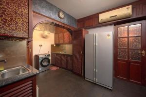 3-Min Walk to LuLu! Spacious 3BR Family Haven !