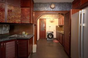 3-Min Walk to LuLu! Spacious 3BR Family Haven !