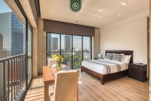 Beautiful Condo with City Views – Alameda Central