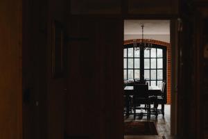 Apartament w Zabytkowej Stajni nad Jeziorem z Dostępem do Parku i Sąsiedztwem XIX wiecznego Dworku Modrzewiowego