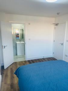 Newly Refubirshed House, Ideal for group Stay- 5 En-suite beds, close to Heathrow & 5 mins from Hayes Stn - Elizabeth Line