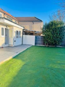 Newly Refubirshed House, Ideal for group Stay- 5 En-suite beds, close to Heathrow & 5 mins from Hayes Stn - Elizabeth Line